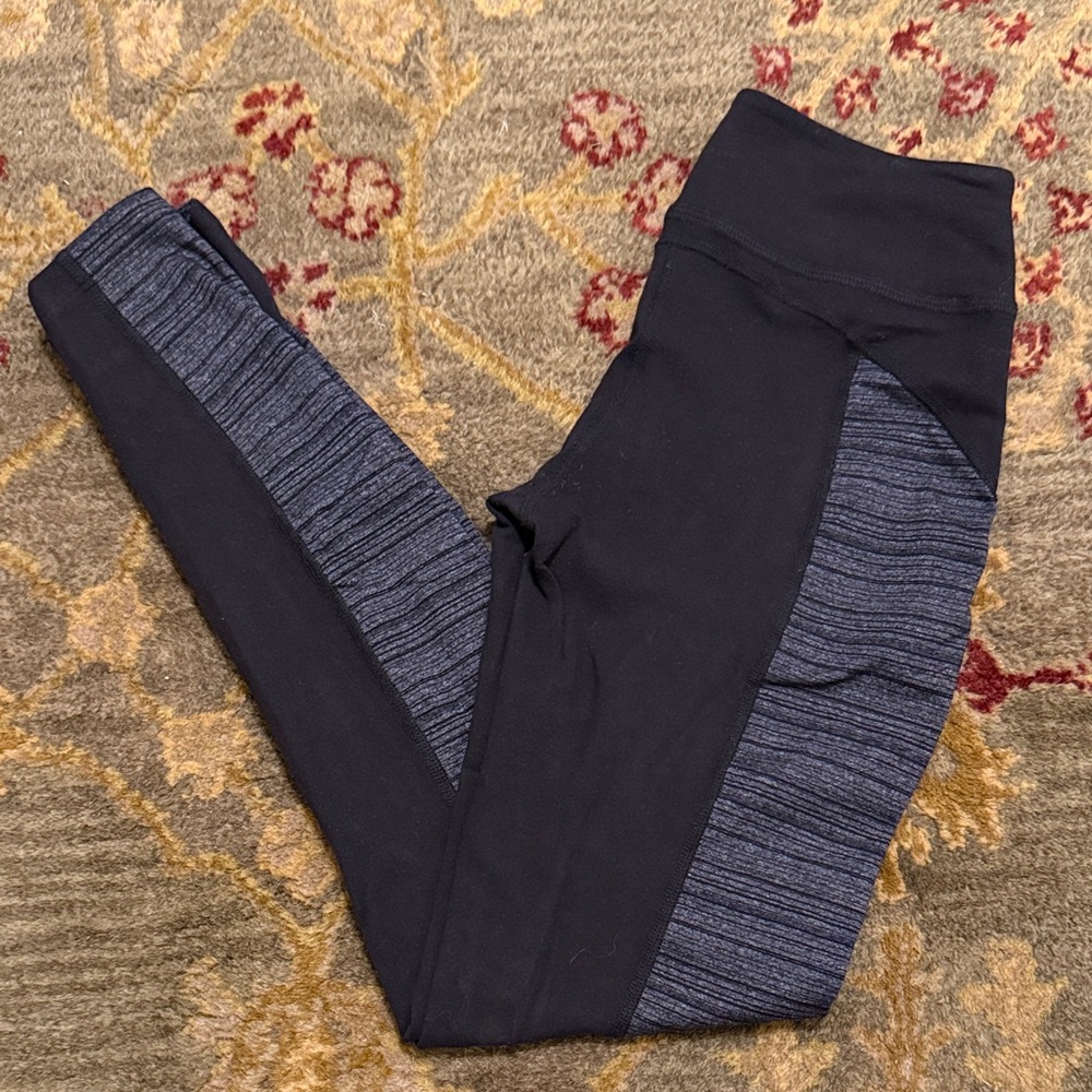 Beyond Yoga Women’s Black and Gray Leggings